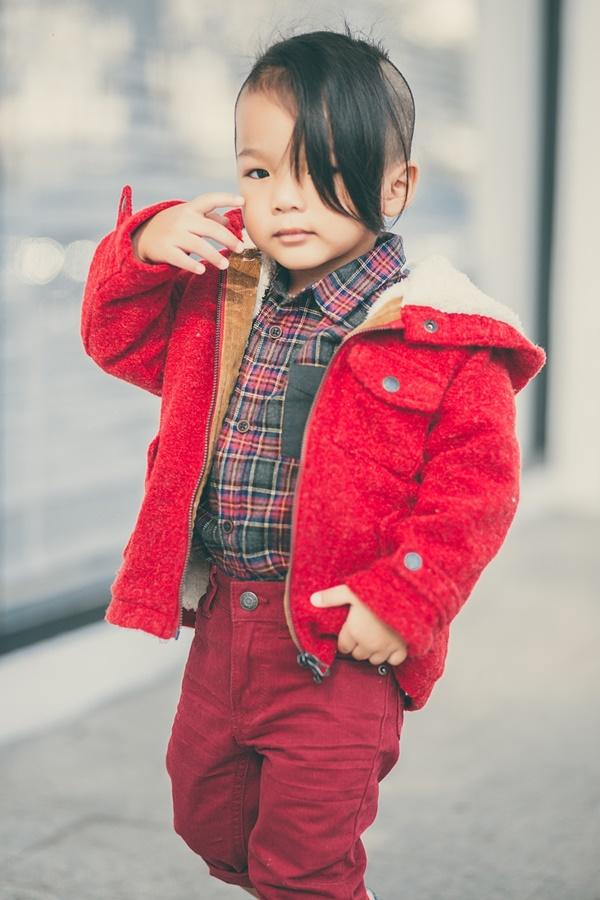 Nhím dù chỉ mới lên 3 nhưng đã rất dạn dĩ trước ống kính không hề thua kém người trưởng thành. Điều này giúp những khung ảnh trở nên tự nhiên, tươi vui đúng chất đường phố thường thấy.