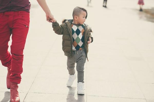 Càng lớn, cậu bé trông càng mạnh mẽ, nam tính và cực “ngầu”. Dù bên ngoài, Nhím rất đáng yêu, hay cười nhưng mỗi khi được chụp ảnh thì ngay lập tức xoay 180 độ trở nên lạnh lùng, lãng tử.