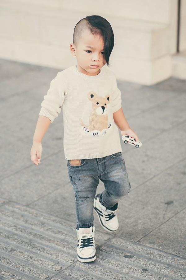 . Hiện tại, bé Nhím đang sống tại một ngôi chùa cách TP.HCM khoảng 1 tiếng đi oto, thi thoảng được về chơi cùng bố vài ngày. Trong tuần, dù bận rộn nhưng nhà thiết kế Đỗ Mạnh Cường vẫn dành thời gian thăm con 1,2 lần. Cậu bé cũng đã được cho đi học mẫu giáo.