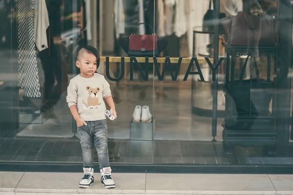 Dù chỉ mới 3 tuổi nhưng Nhím sớm bộc lộ sở thích được ăn mặc đẹp. Cậu bé luôn tươi cười khi được diện đồ mới, xuống phố cùng bố nuôi Đỗ Mạnh Cường.