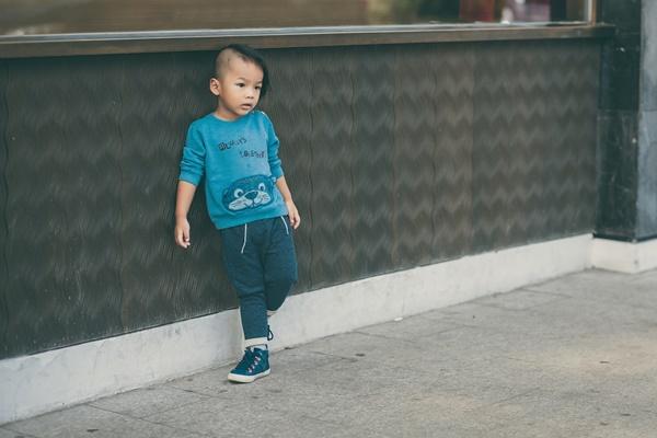 Chỉ với quần jeans và áo phông đơn giản, cậu bé vẫn cực kì thu hút mọi ánh nhìn của khách qua đường trên phố. Trang phục dù thể hiện phong cách như các tín đồ thời trang nhí nhưng vẫn phù hợp với độ tuổi của Nhím.