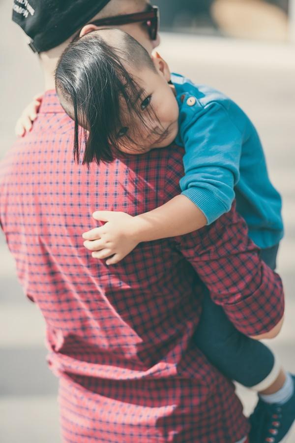 Vừa qua, trên trang cá nhân, nhà thiết kế họ Đỗ cũng có những chia sẻ ngắn gọn nhưng khiến khán giả xúc động: “Hạnh phúc của Bố chỉ đơn giản là muốn nhìn ngắm con ngủ ngon bên cạnh Bố mỗi ngày. Nghe đơn giản mà sao khó khăn quá! Hàng ngày, Bố vẫn cầu xin ông trời có thể nghe thấy tâm nguyện của Bố, giúp con sớm được về sống với Bố. Chứ cứ phải nghe con khóc, kêu gào “Bố ơi” trong nước mắt như chiều nay lúc chia tay thì Bố không chịu đựng nổi!”.