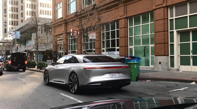 Siêu xe Lucid Air xuất hiện trên phố với vẻ sexy khó cưỡng - Ảnh 2.