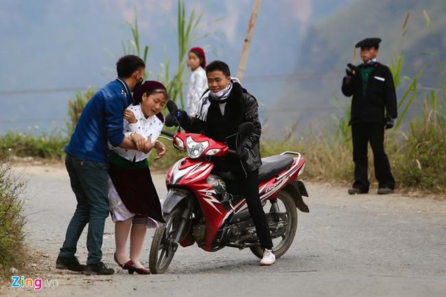 Chạy xa được một đoạn, cô chỉnh lại trang phục, gương mặt vẫn chưa hết hoảng sợ.