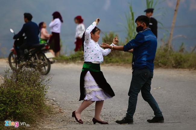 Bạn của Chánh đang tán tỉnh một cô gái khác. Tục kéo vợ của người Mông vẫn là vấn đề gây tranh cãi vì có những trường hợp bị bắt khi cô gái còn quá trẻ.