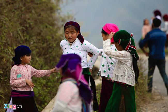 Cô gái chống cự quá quyết liệt nên chàng trai tìm cách vật bạn của Minh xuống đất.