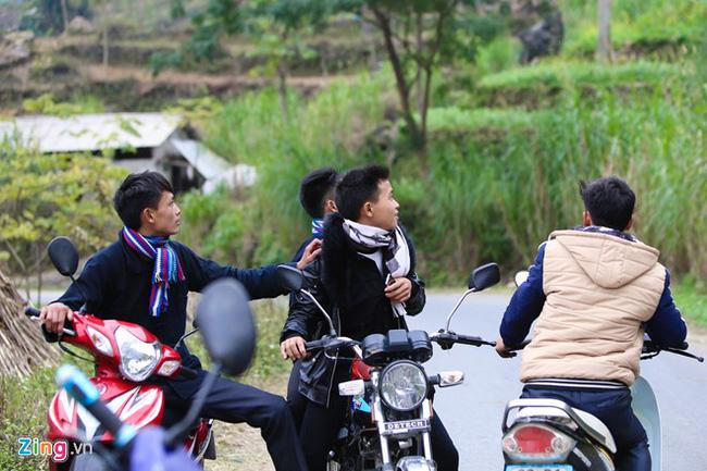 Cô gái Mông tức giận, đánh lại và khi chàng trai sơ ý, cô bỏ chạy.