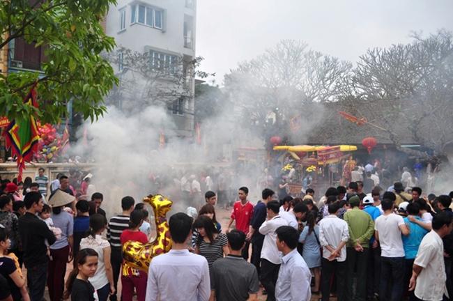 Đã thành thông lệ, cứ ngày mùng 8 tháng Giêng hằng năm, người dân làng Thị Cấm (Xuân Phương, Nam Từ Liêm, Hà Nội) lại tưng bừng mở hội nấu cơm thi. Lễ hội nhằm tưởng nhớ công ơn của vợ chồng tướng Phan Tây Nhạc và Hoa Dung.