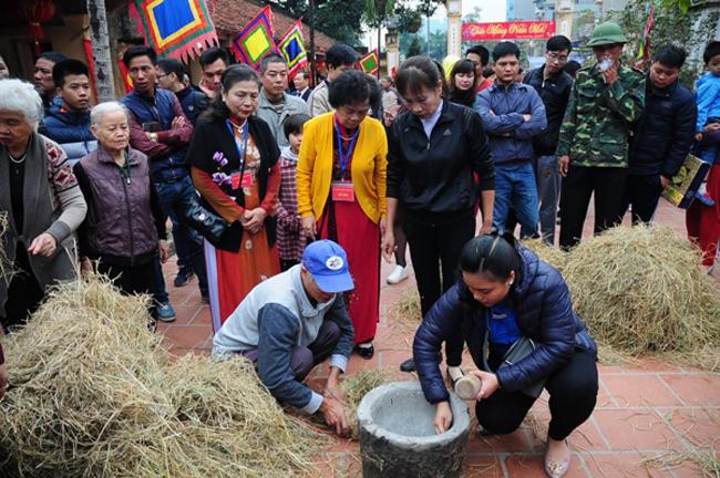 Mọi vật liệu như thóc, đồ kéo lửa, vật dụng nấu… đều do ban tổ chức chuẩn bị trước và phân phát cho các đội để đảm bảo công bằng. Đúng 11 giờ trưa, lễ hội bắt đầu.