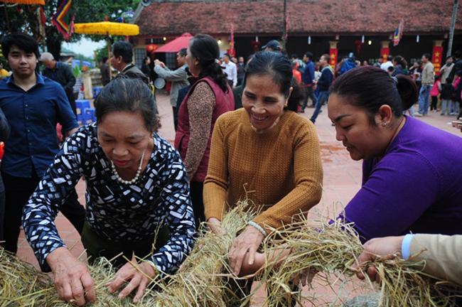 Tương truyền từ thời vua Hùng thứ 18, đôi vợ chồng này là tướng tiên phong trẩy quân qua làng đi dẹp giặc. Dân làng xin đi theo, tướng quân bèn mở cuộc thi thổi cơm để chọn người nuôi quân giỏi, sau khi vợ chồng tướng quân mất, làng mở hội thổi cơm thi để nhớ.