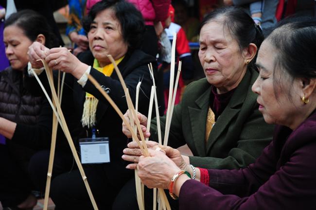 Bốn đội thi (gọi là 4 giáp) sẽ thi để chọn ra nồi cơm nấu nhanh và thơm dẻo nhất để dâng lên Thành Hoàng làng.