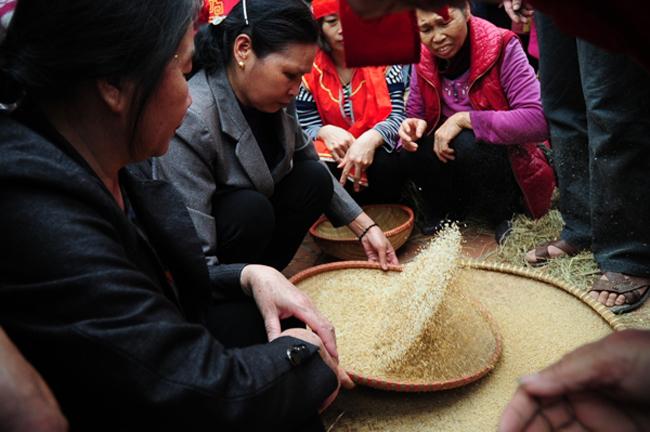 Lúc này, trên sân đình, hàng chục đống rơm khác được đốt lên để làm trận giả đánh lừa các trọng tài. Cơm được ủ trong tro lửa lâu sẽ chín đều và ngon hơn.