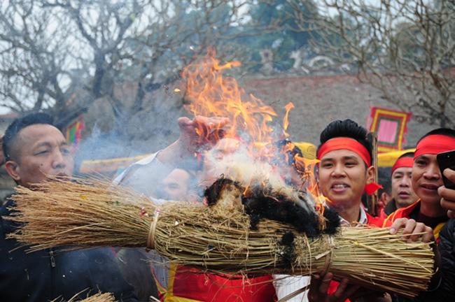 Ngày xưa, gạo được vo bằng nước sông Nhuệ nhưng do dòng sông đang ô nhiễm nên người dân dùng nước lọc để vo gạo.