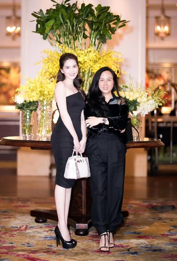 Ngọc Trinh bên người chị Phượng Chanel, hai chị em ăn mặc cũng tone-sur-tone đồng điệu với tông màu đen sang trọng làm chủ đạo.