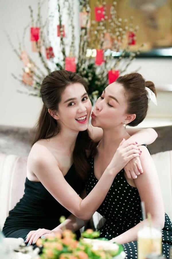 Hai cô nàng rất thay có những shoot hình trêu đùa và tinh nghịch.