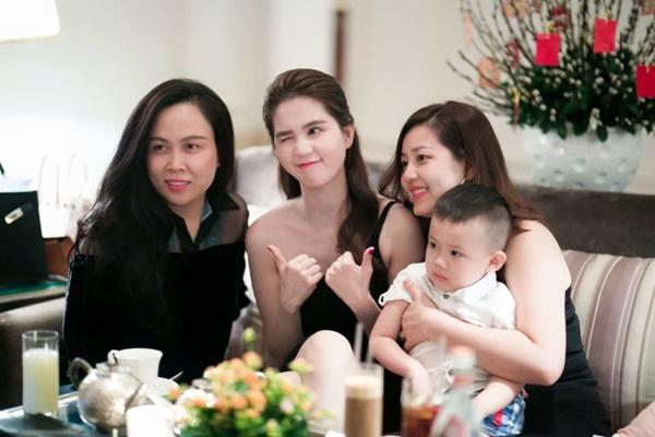 Ngọc Trinh chia sẻ, bên người thân, bạn bè tại Việt Nam, cô cảm thấy an tâm, an toàn và được bao bọc, bảo vệ, bởi đó đều là những người tử tế và không bao giờ phản bội cô.