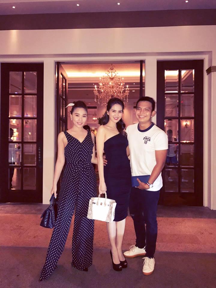 Tối qua, sau khi đã trở về Việt Nam được hai hôm, người đẹp Ngọc Trinh đã có buổi hò hẹn cà phê với những người anh, người chị và người bạn thân thiết.