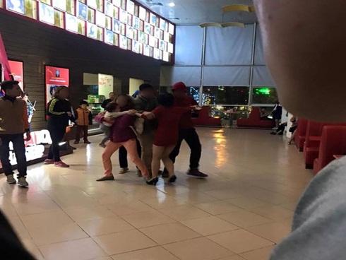 Xôn xao clip nam thanh niên vừa nhảy múa la hét vừa kéo lê người bạn ngất xỉu trên sàn rạp chiếu phim-3