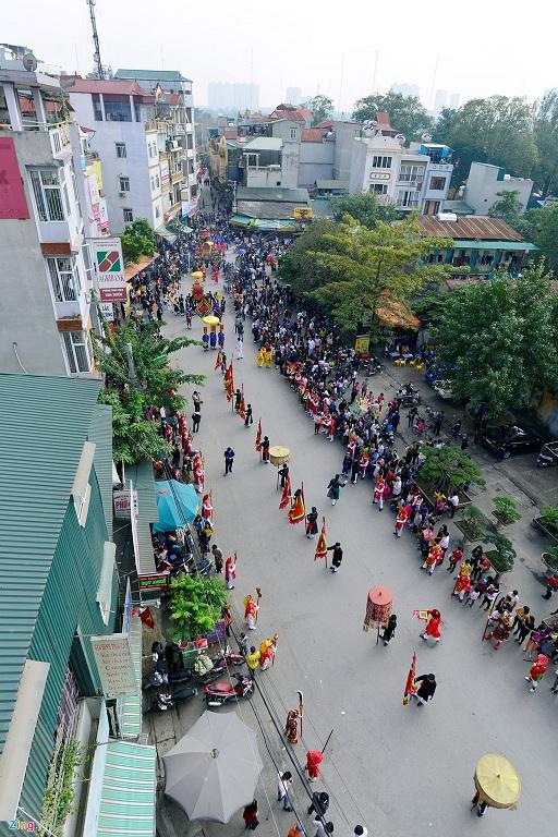 Chiều 5/2 (mùng 9 tháng Giêng), lễ hội làng Triều Khúc (Hà Nội) diễn ra tưng bừng với đoàn rước kéo dài hàng trăm mét, thu hút sự chú ý của du khách thập phương.