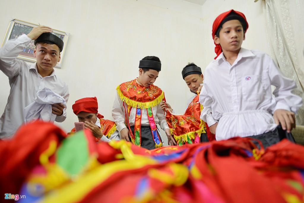 Năm nay để "trẻ hóa" lứa múa điệu "trai giả gái đánh bồng", 4 học sinh học lớp 7 và lớp 9 (13-15 tuổi) đảm nhận phần mở màn lễ hội. Cả bốn em đều học múa từ nhiều tháng nay do nghệ nhân dân gian Triệu Đình Hồng giảng dạy.
