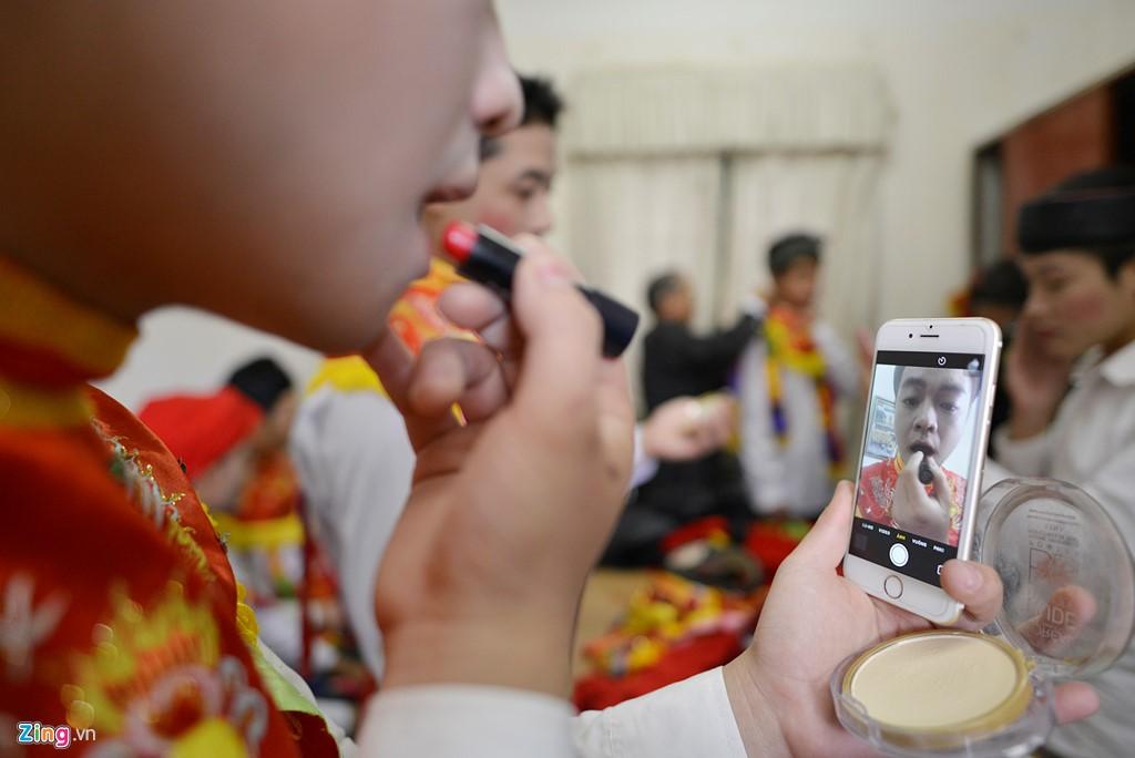 Tham gia song song với lứa trẻ là những người có thâm niên múa bồng nhiều năm. Anh Bùi Văn Hảo (26 tuổi) đã có 7 năm liên tiếp trình diễn tại lễ hội. Anh cho biết mình và nhiều người khác mong mỗi năm lại có nhiều bạn trẻ tuổi học điệu múa này để giữ hồn cho lễ hội Triều Khúc.