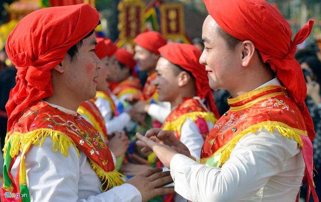 Khi múa, lúc hai người úp mặt vào nhau tình tứ, khi thì lẳng lơ trông rất hóm hỉnh
