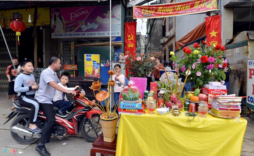 Dân làng Triều Khúc sắp lễ trước cổng nhà, vái lạy mỗi khi đội múa và kiệu đi qua. Họ quan niệm, mỗi khi rước long bào - triều phục của Hoàng đế Phùng Hưng từ đình Sắc về đình Lớn (Triều Khúc có hai đình) mà đi qua nhà mình sẽ gặp may mắn trong năm mới.