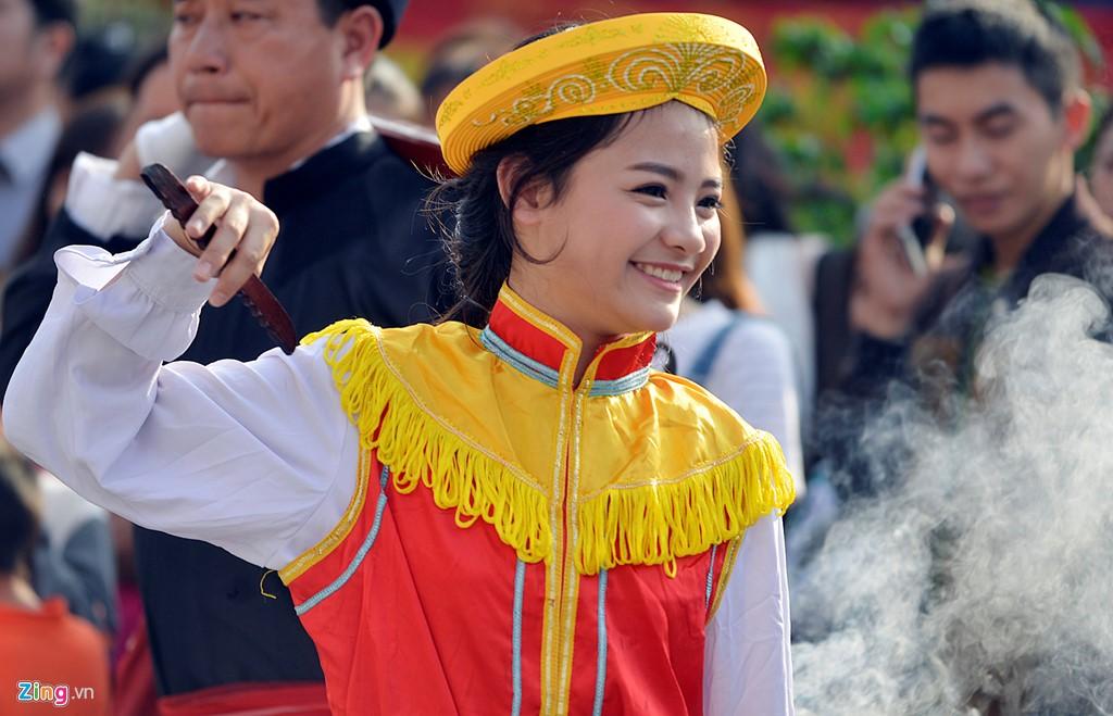 Ngoài ra còn có những em nhỏ múa điệu sinh tiền càng khiến cho lễ hội thêm phần nhộn nhịp.