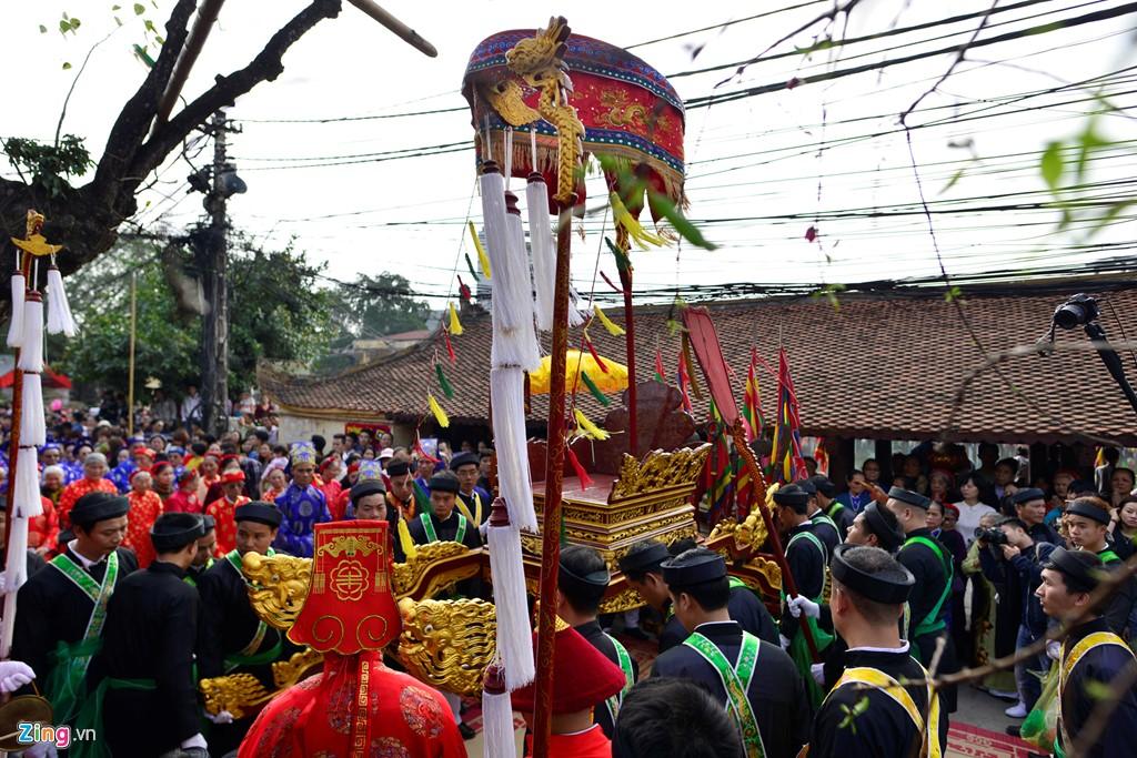 Kiệu được đưa ra đình để đón Thành hoàng làng. Xung quanh, người dân vây kín, vái lạy mong nhiều điều may mắn sẽ đến với gia đình.