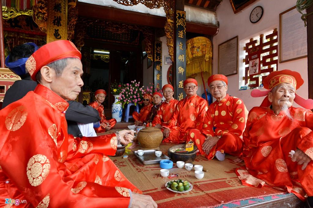 Các bô lão làng Triều Khúc ăn vận quần áo trang nghiêm, ngồi trong đình làng xem lễ hội.
