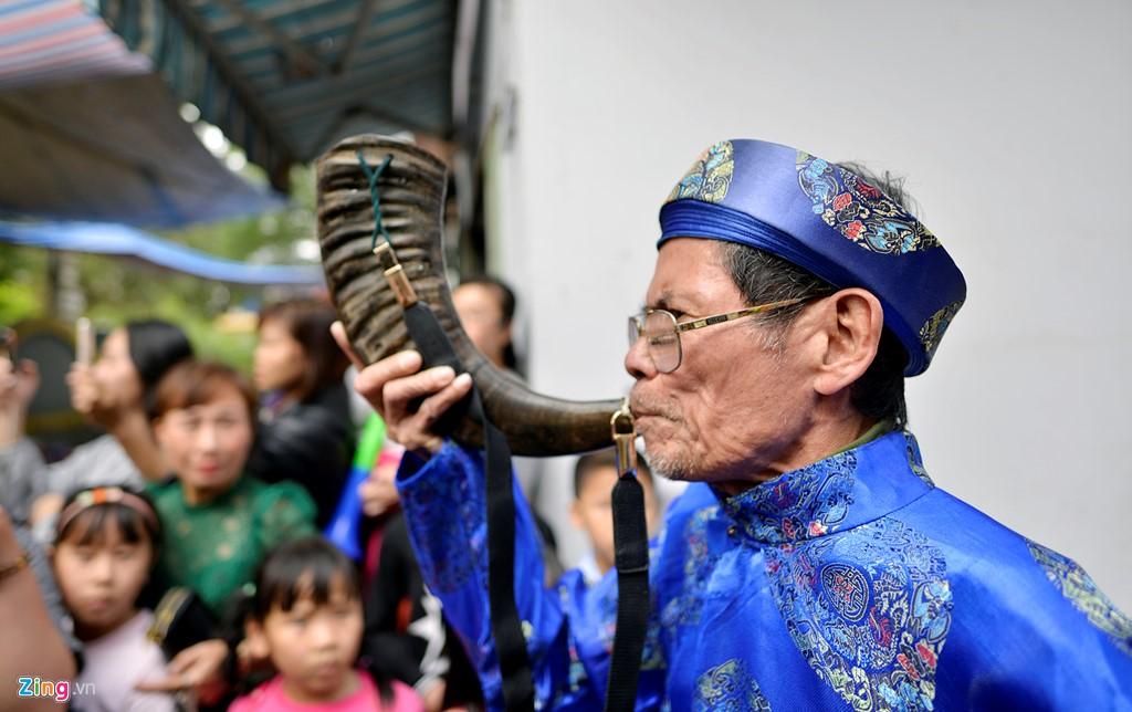 Tiếng tù và vang lên dọc con đường rước kiệu và múa "con đĩ đánh bồng".