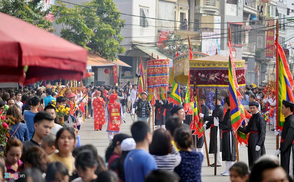 Tương truyền, vào thế kỷ thứ 8, đức vua Phùng Hưng Bố Cái Đại Vương trước khi vây hãm và hạ thành Tống Bình (tức Hà Nội ngày nay) đã đóng đại quân ở làng Triều Khúc. Để khích động tướng sĩ và cũng là giải trí cho nghĩa quân, ngài đã cho binh lính đóng giả trang làm gái, ăn mặc sặc sỡ và đeo trống múa bồng. Kể từ đó, dân làng hàng năm lại tổ chức lễ hội này để tưởng nhớ Bố Cái Đại Vương.