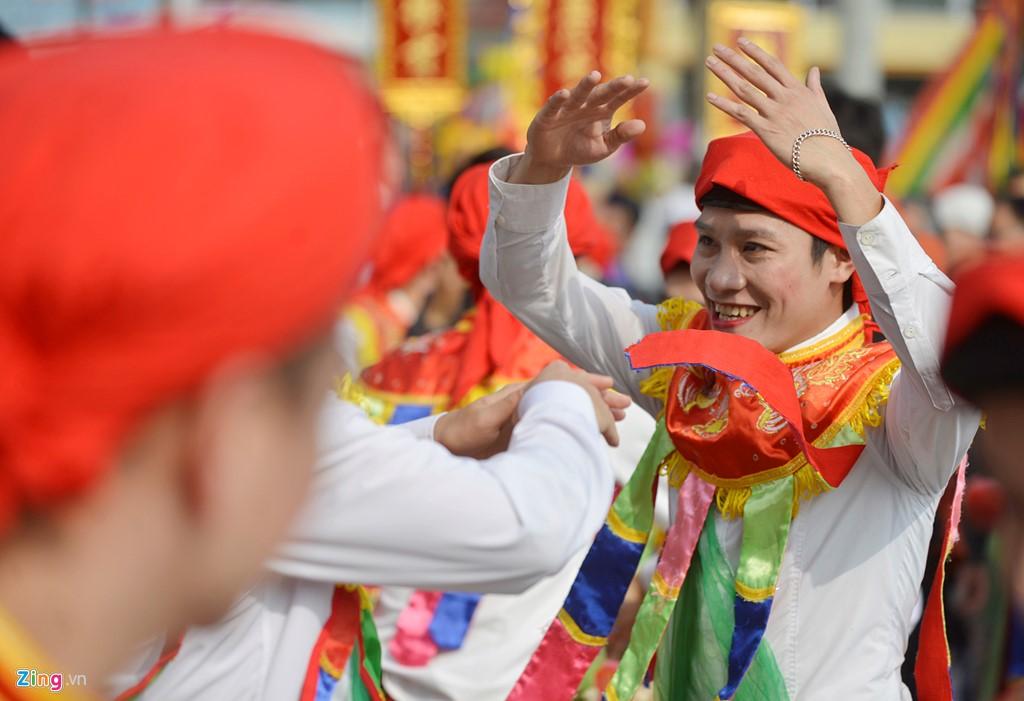 Khi bắt đầu múa, từng đôi xòe tay, mắt đong đưa, miệng cười tươi tạo nên nét đặc sắc dịp xuân về.