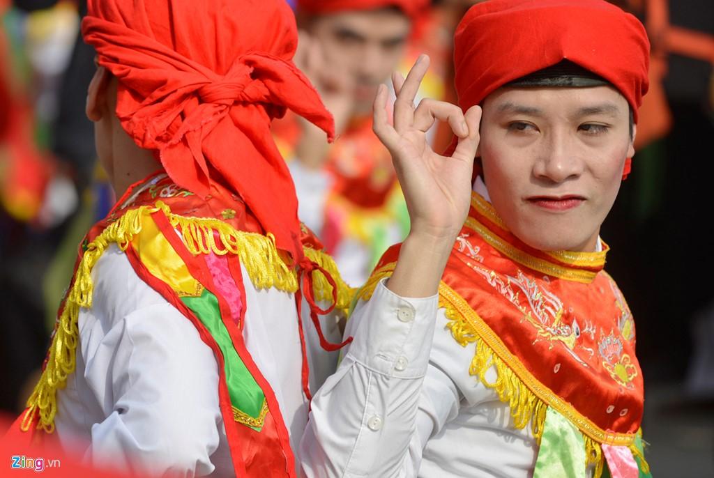 Những chàng trai mặt lúc nào cũng phải tươi, miệng cười, mắt đong đưa. Tiếng trống hai bên dồn dập khiến các diễn viên này múa càng thêm say, thả hồn vào từng bước nhảy.