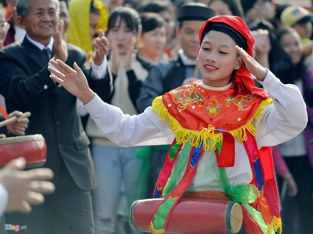 Em Cao Nhật Minh (13 tuổi) là người múa trẻ nhất trong số 12 người tham gia điệu đánh bồng. Minh được nhiều người vỗ tay tán thưởng