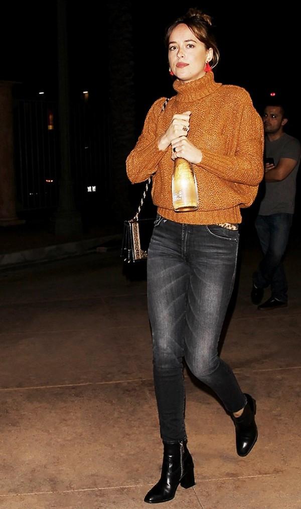 Street style bien hoa voi jeans cua my nhan '50 sac thai' hinh anh 10