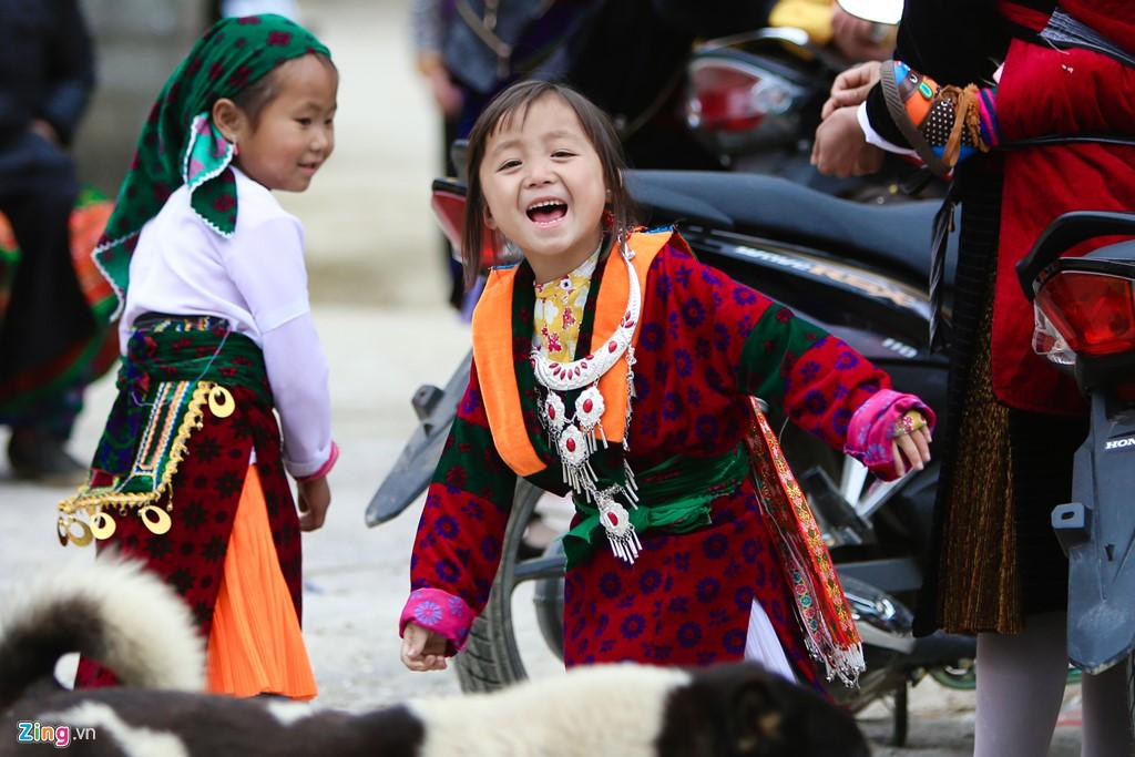 Cô bé thích thú đi chơi ở Phố Cáo, Đồng Văn.