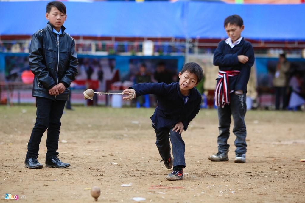 Các em trai ở Mèo Vạc thả vụ trong ngày hội đầu năm.