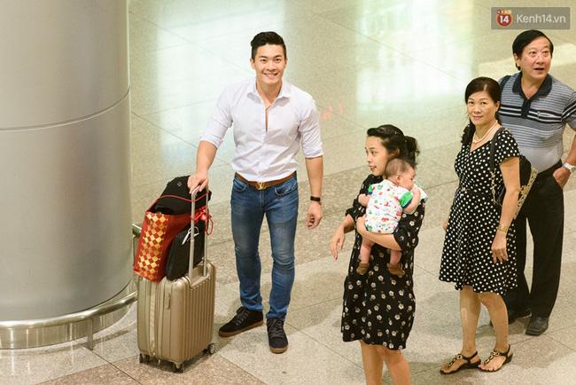 Vợ con ra sân bay Tân Sơn Nhất đón anh em Hoàng tử xiếc về nước sau khi phá kỷ lục thế giới-5