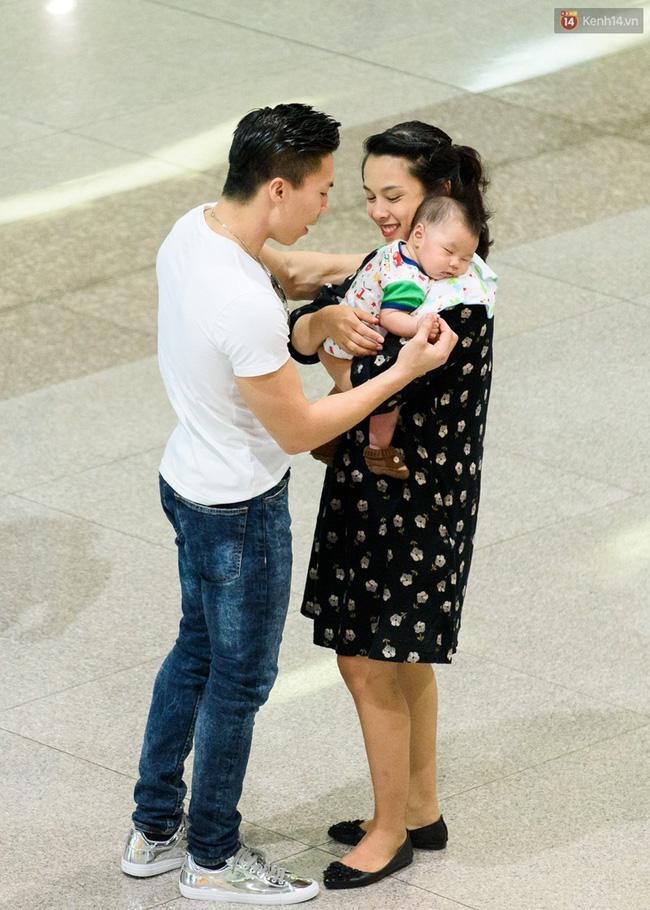 Vợ con ra sân bay Tân Sơn Nhất đón anh em Hoàng tử xiếc về nước sau khi phá kỷ lục thế giới-6