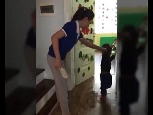 Vụ cô giáo cầm dép đánh HS: Phụ huynh phản ứng thế nào?