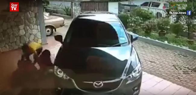 Trắng trợn lao vào nhà nạn nhân cướp trong vòng 30 giây - Ảnh 1.