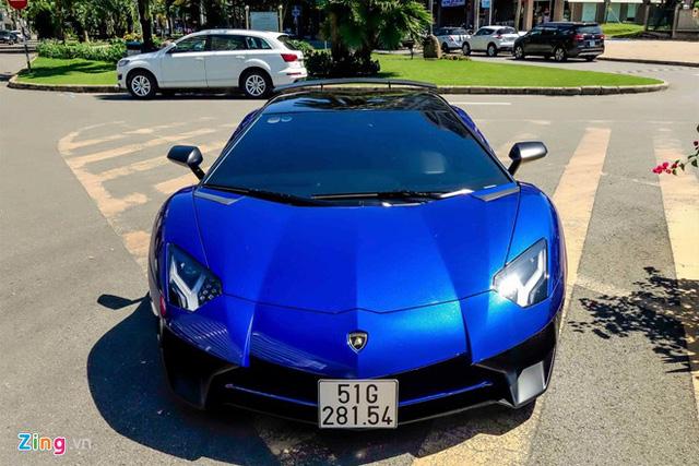 Minh Nhựa dạo phố Sài Gòn bằng siêu xe 35 tỷ mới lấy biển - Ảnh 1.