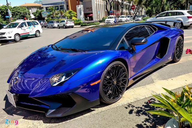 Minh Nhựa dạo phố Sài Gòn bằng siêu xe 35 tỷ mới lấy biển - Ảnh 3.