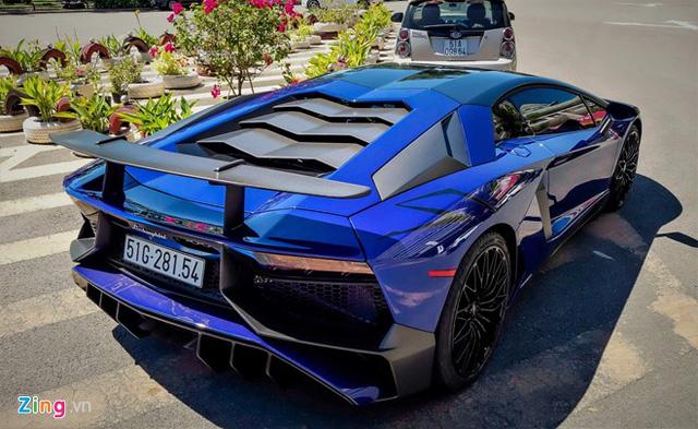 Minh Nhựa dạo phố Sài Gòn bằng siêu xe 35 tỷ mới lấy biển - Ảnh 4.
