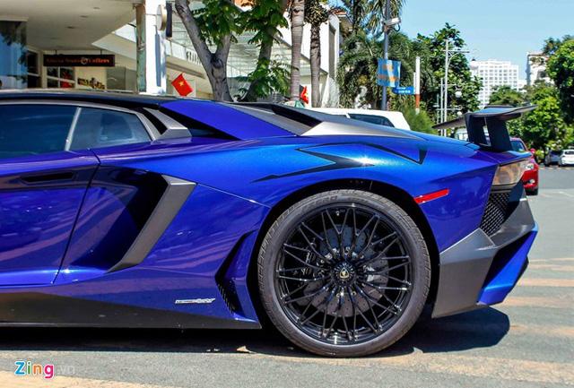Minh Nhựa dạo phố Sài Gòn bằng siêu xe 35 tỷ mới lấy biển - Ảnh 6.
