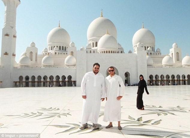 Không rõ bức ảnh nàylà vô tình hay dàn dựng, nhưng hình ảnh cô gái Hồi giáo trong trang phục màu đen phía sau như trở thành điểm nhấn cho bức ảnh toàn màu trắng của hai người đàn ông phía trước. Ảnh: Imgur-provenzer0.