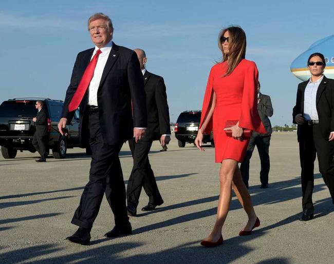 Đang toàn đi cao gót chênh vênh, bà Trump bỗng thay đổi 180 độ khi diện giày bệt hiền lành - Ảnh 1.
