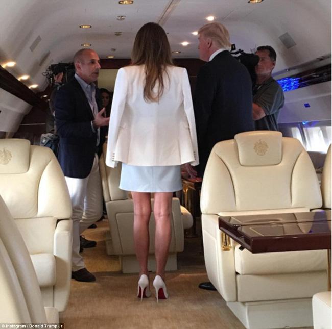 Đang toàn đi cao gót chênh vênh, bà Trump bỗng thay đổi 180 độ khi diện giày bệt hiền lành - Ảnh 3.