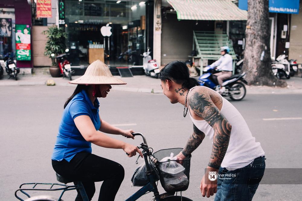 Những hộp cơm tự tay anh trao cho từng người qua lại.